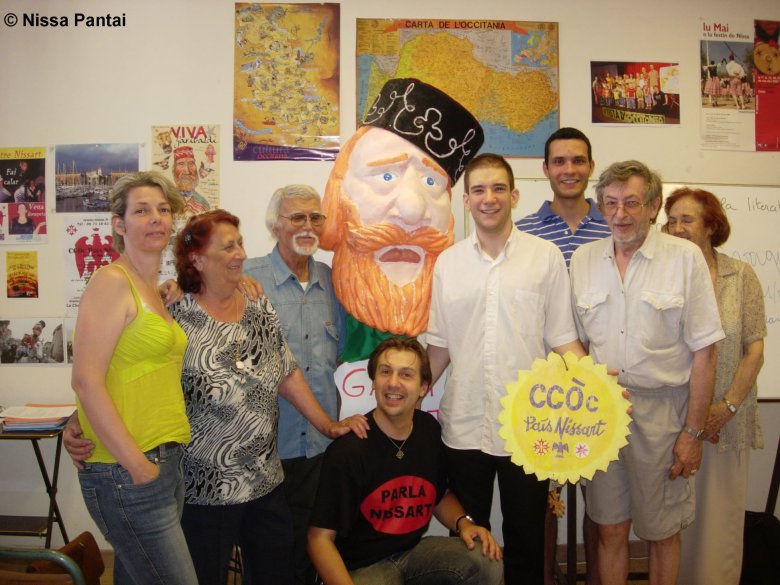 Fòto dau 2007 que moastra lo Joan-Pèire Giraud emb de sòcis dau CCÒc País Nissart qu'onora li 200 ans dau Pepin Garibaldi, emb Laurenç Revèst, Florença Buatoy e Reinat Anfosso la Sciença (1942-2016)