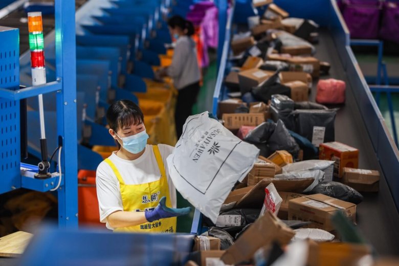 En China, es quicòm mai. Los obrièrs, esclaus modèrnes, que fabrican nòstres telefonets, sabon que son velhats nuèit e jorn per camèras e per una polícia al servici del partit e del regim.