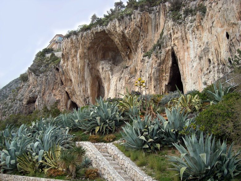 “Bauces rosses” en occitan aupenc mentonasc, “Balzi rossi” en ventimilhós