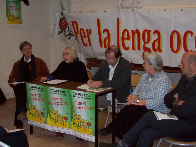 Lo representant del CREO-MP, Ana-Maria Poggio (Vice-presidenta de l’IEO), Joan-Loís Blenet (President de las Calandretas), Martina Ralu (Oc-Bi), Joan-Loís Laffont (President de la Convergéncia Occitana); faguèron una conferéncia de premsa lo 30/11/2011