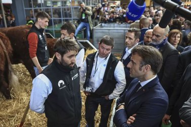 Tensions al Salon de l’Agricultura de París: Macron l’inaugura amb protèstas e retard