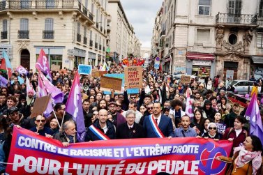 De desenas de milièrs de manifestants contra lo racisme e l’extrèma drecha