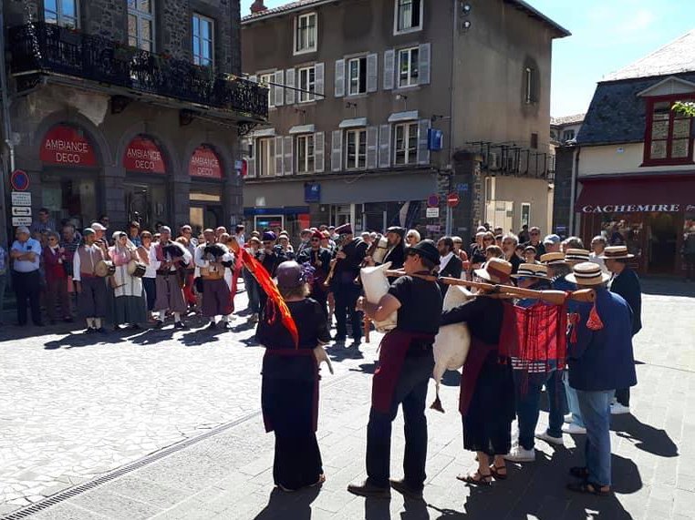 La dimenjada passada, Arc Nòrd Mediterranèa joguèt al festenal Hautes Terres (Nautas Tèrras) a Sant Flor (Cantal)