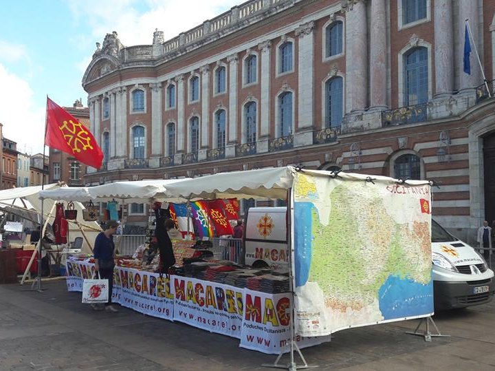 La mapa que Macarèl expausa sus la Carrièra del Taur a Tolosa atrai maites passejaires, e mai aquela mapa es expausada endacòm mai dins los festenals e las fièras