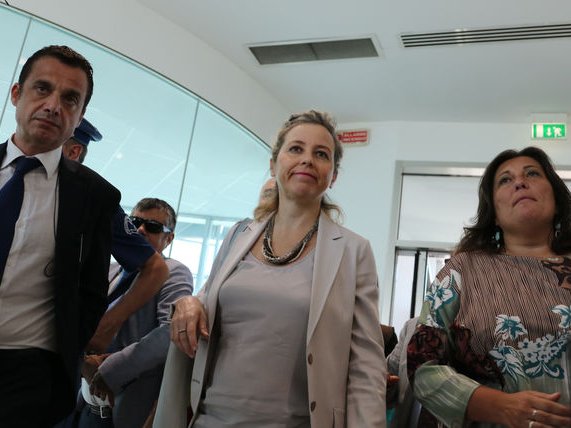 La ministra de la santat, Giulia Grillo, dins la vesita d'un espital de Nàpols, lo 10 de julhet passat