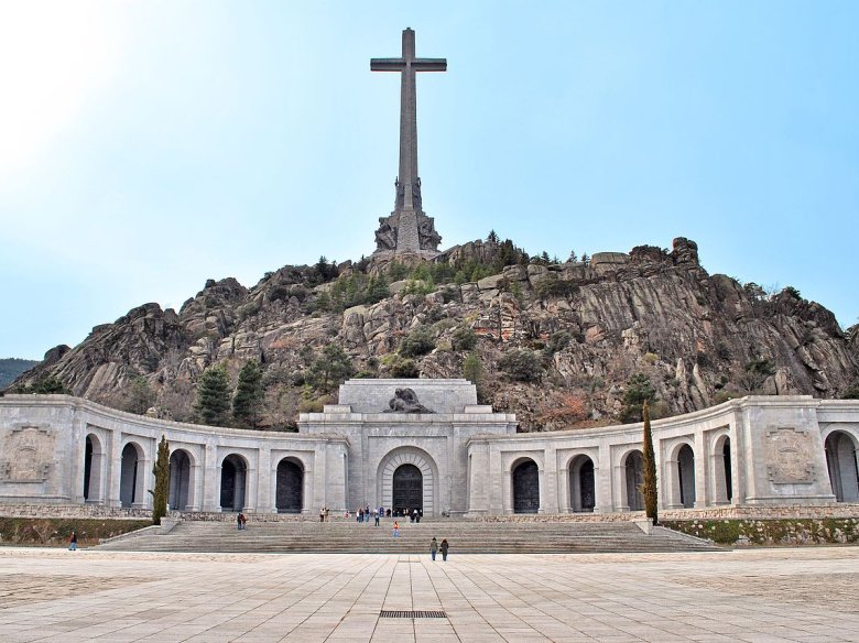 “El Valle de los Caídos“ (lo Val dels Tombats) es un gigantesc monument religiós al nòrd de Madrid ont se tròban los tombèls del cap de la Falanja, José Antonio Primo de Rivera, e del dictator Francisco Franco