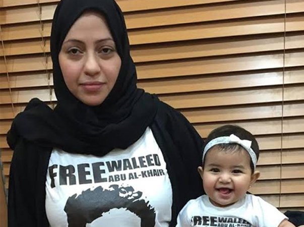 Samar Badawi l’an condemnada a 10 ans de preson, a 300 000 èuros de multa e a 1000 foetadas per aver creat una pagina web de debat social e politic