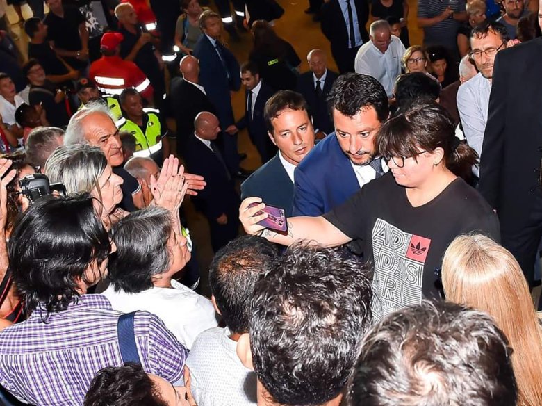 Matteo Salvini se fa un selfie durant las funeralhas d'estat