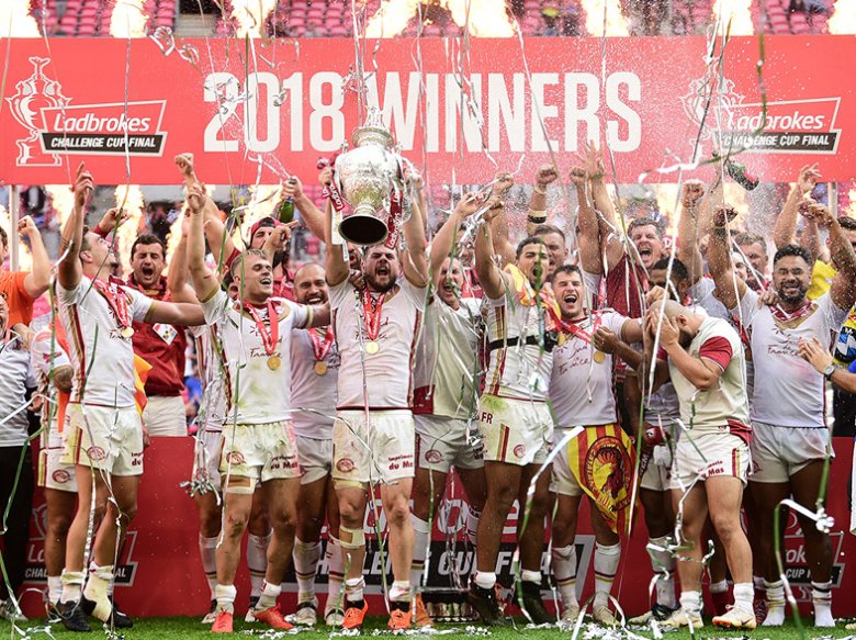 Aquò es pas un montatge de propaganda, mas una fotografia vertadièra: los Dragons catalans s’empòrtan a Perpinhan una dama vièlha de 121 ans, la Challenge Cup!