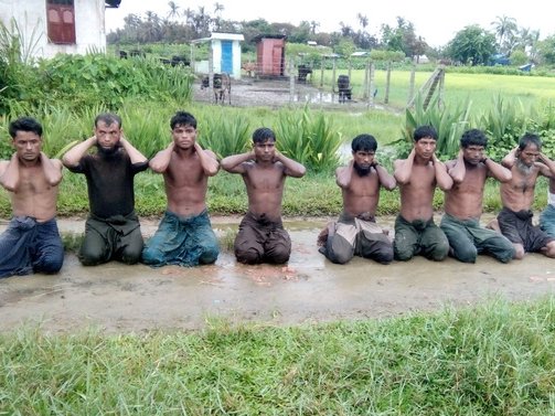 D'òmes de la comunautat rohingya preses per l'armada birmana en setembre passat, segon un imatge de Reuters