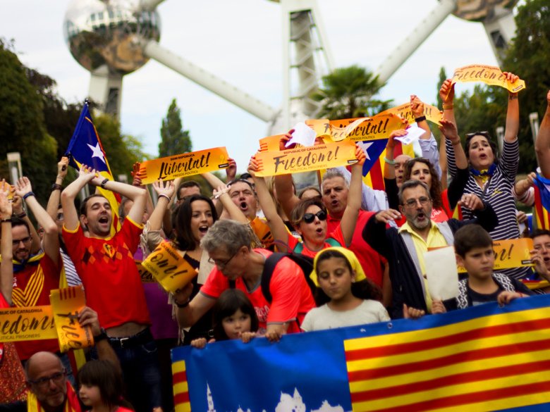 Per anonciar la <em>Diada</em>, un centenat de personas s’acampèron dimenge passat a Brussèlas, jos l’emblematic monument de l’Atomium. Los acampats reclamèron la libertat dels presonièrs politics e dels exiliats, e que se concretizèsse la Republica