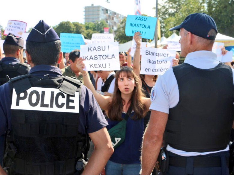 En setembre passat, qualques centenats de personas manifestèron a Pau contra la manca de pòstes novèls de regents en Ikastola