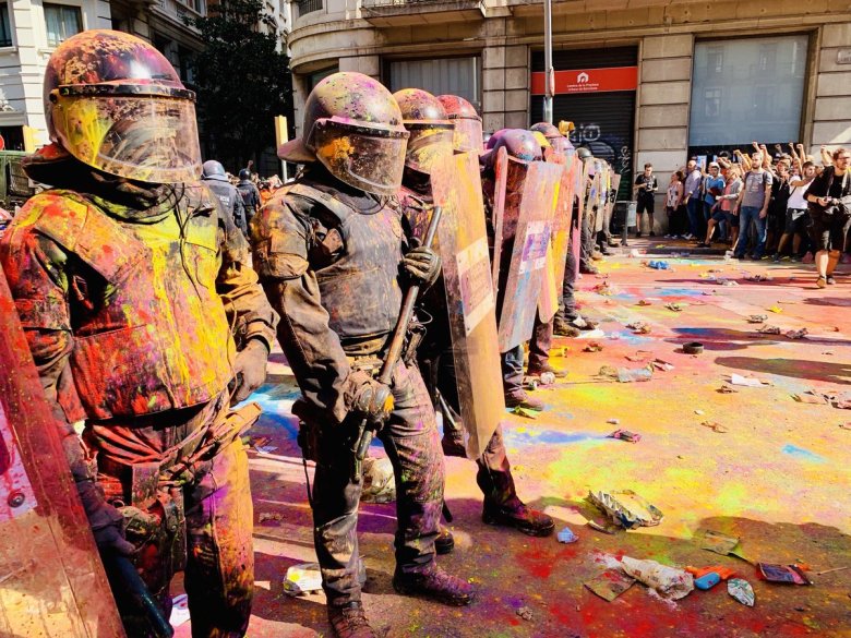 Los antifaissistas respondèron als atacs amb de poscas de la fèsta indiana de l’Holi, çò que crèt un imatge mirgalhat espectaclós