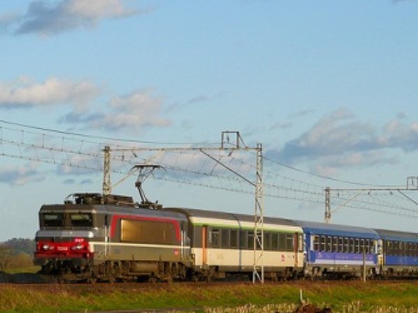 Los collectius “Oui au train de nuit” e “Back on Track” que tornan aviar duas setmanas d’accions entà deféner la Paloma Blua, qu'ei a díser lo trin de nueit Hendaia-París