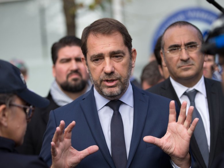 I poirà aver una preséncia fisica de policièrs dins las escòlas de l’estat francés, çò anoncièt divendres passat als mèdias lo ministre francés de l’Interior, Christophe Castaner