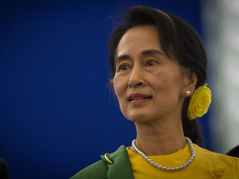 La cap de l’oposicion birmana, Aung San Suu Kyi, recebèt lo 22 d’octòbre de 2013 lo prèmi Sakharov del Parlament Europèu, 23 ans après son autrejament