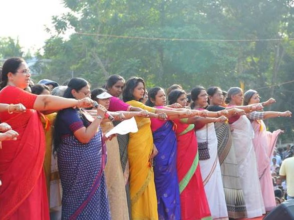  5 milions de femnas an fach una cadena umana de 640 quilomètres per defendre l’egalitat de genre, a la demanda del govèrn de Kerala e de las organizacion socialas