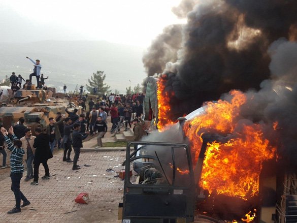 Qualques centenats de manifestants an ensajat d’assautar una basa turca en territòri curdoiraquian per protestar contra la mòrt de sièis personas long de la setmana a causa dels bombardaments de l’aviacion turca