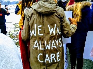 La pus penetranta de las criticas venguèt d’una femna que portava una vèsta amb las paraulas “We will always care” (“Nos importarà totjorn”): una referéncia a la coneguda vèsta de Melania Trump “I really don’t care” (“Vertadièrament m’impòrta pas”)