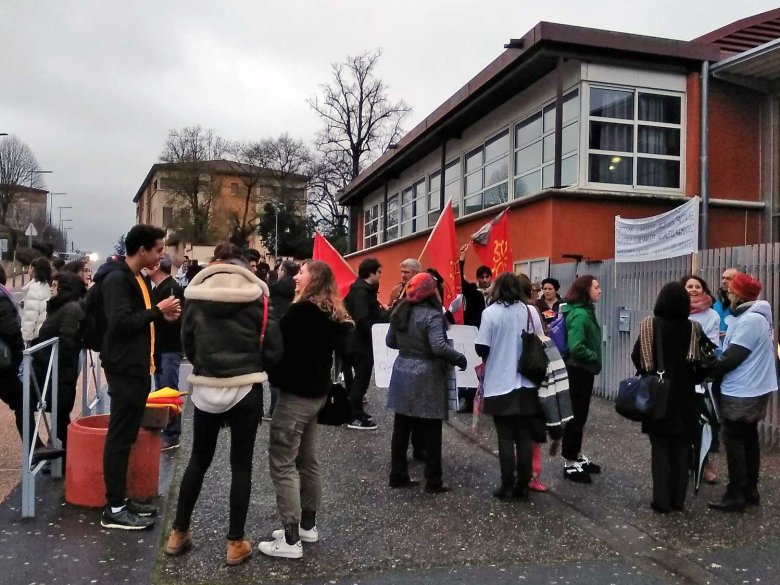 A l’Isla de Baish i aguèt una nombrosa manifestacion de liceans davant l’entrada del licèu Josèp Savèrna. E mai lo cònsol màger de la vila savesa recebèt dimècres passat una delegacion dels ensenhaires occitanofòns.