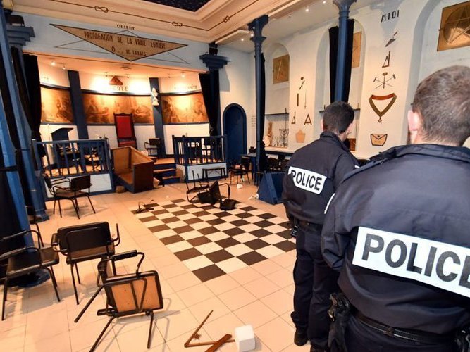 Un militant de Libertat seriá estat detengut pendent tres jorns, plaçat en isolament total e obligat de dormir al sòl, acusat falsament d’aver participat al sacatge del temple franc-maçon de Tarba