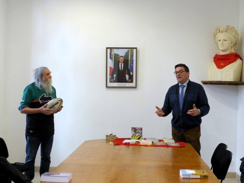 Presentacion del libre Lo XIII, aquò òc! a Traussan de Menerbés. A esquèrra: Alan Roch. A dreita: Joan-Francés Saisset, cònsol del vilatge e secretari general de Carcassona XIII. Al centre: jamai vist sus un terren de XIII