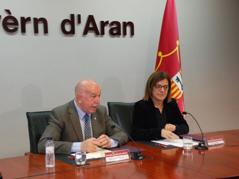 Lo sindic d’Aran, Carlos Barrera, e la vicepresidenta de la CCMA, Núria Llorach, a l'ora de signar l'acòrdi