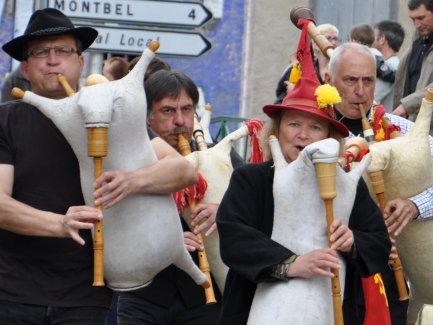 Aqueste dimenge 12 de mai, lo partida Carcassona-Limós celebrarà la cultura occitana amb los Bodegaires de la Montanha Negra per animar la taulejada, lo rescontre e lo tresen mièg temps