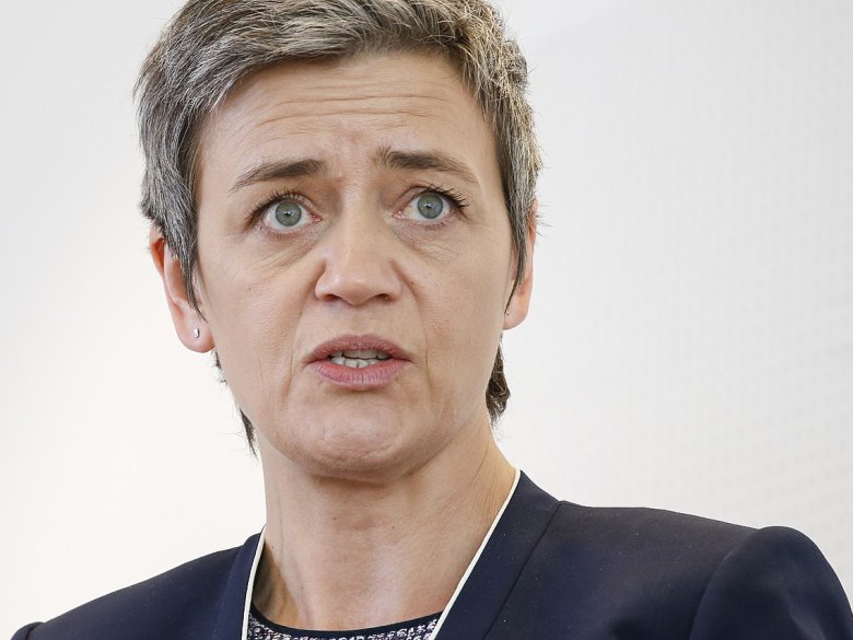 “Lo comportament d’aquelas bancas a mespresat l’integritat del sector al despens de l’economia europèa e de sos consumaires”, çò a dich la comissària europèa de la concurréncia, Margrethe Vestager, tanben candidata dels liberals a la presidéncia de la CE