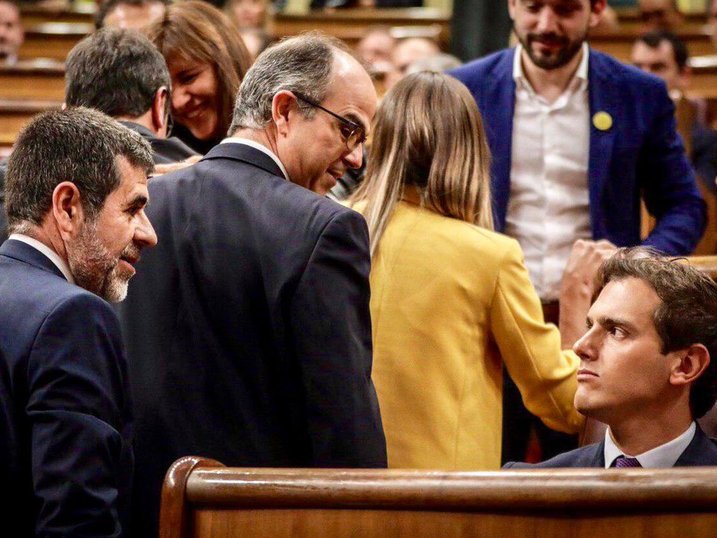 Lo cap de Ciutadans, Albert Rivera, agacha los presonièrs politics elegits Jordi Sànchez e Jordi Turull