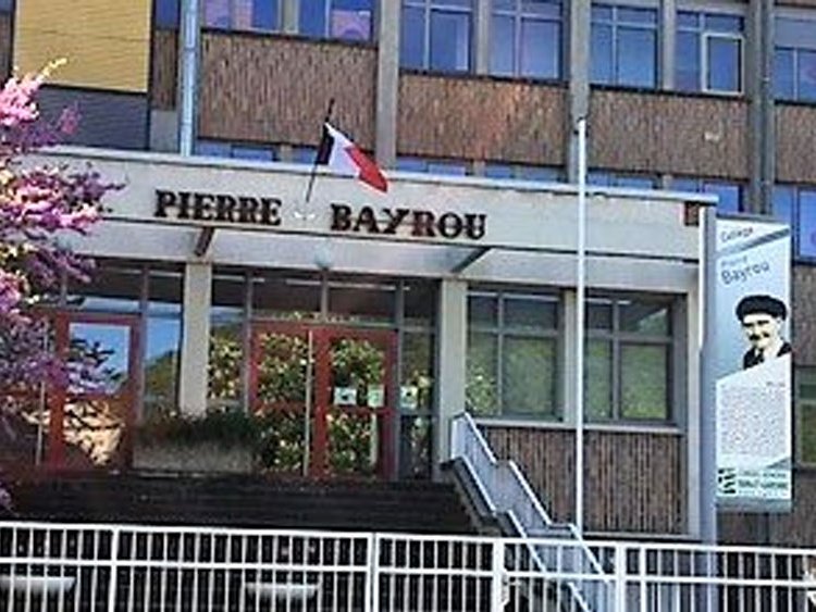 An suprimit l’ensenhament de l’occitan al collègi Pèire Vairon [Pierre Bayrou] de Sant Antonin (Causse de Cailutz)