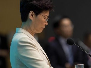 La cap de l'executiu d’Hong Kong, Carrie Lam, a anonciat lo retirament definitiu del polemic projècte de lei d’extradicion qu’a descadenat de protèstas multitudinàrias