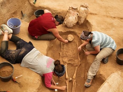 Una còla internacionala d’arqueològs analisèt l’ADN de fins a dètz individús de l’Edat del Bronze e del Fèrre de la vila filistèa d’Asquelon