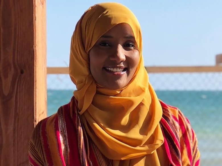 Una de las victimas èra la jornalista Hodan Nalayeh, coneguda dins la television de Canadà, qu'aviá retornat en Somalia per explicar d'istòrias positivas de son país d'origina