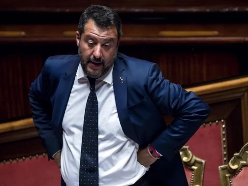 Salvini a assolidat que se felicitava d’aquela aprobacion. Mas la Comission Europèa a dich qu’estudiariá s’aquela mesura es confòrma a la legislacion de l’Union Europèa