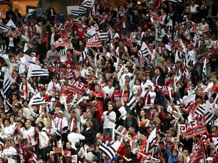 Bandièras gwen-ha-du dins las tribunas de l’Estadi de França brandidas pels sostens de Gwengamp (finala de Copa ganhada 2-0 contra Rene en 2014)