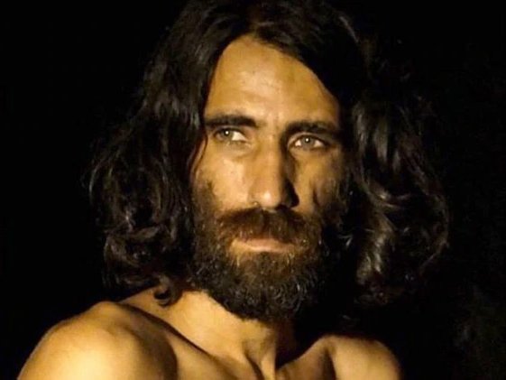 Behrouz Boochani es un refugiat curd que fa sièis ans qu’es encarcerat per aver ensajat d'arribar amb una barca de fortuna en Australia