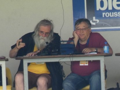 9 de junh a Perpinhan: Alan Roch (a esquèrra) e Danís Arcàs (a dreita) se preparan per la retransmission en dirècte de la finala de la Copa sus las ondas de Radio-Marseillette