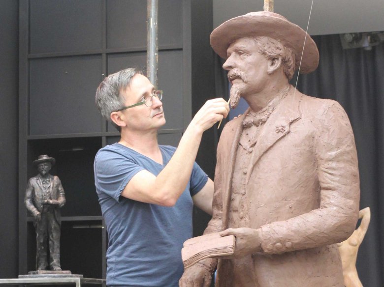  Sébastien Langloÿs es l'escultor qu'a facha l'estatua