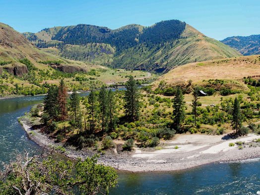 Lo sit arqueologic ont foguèron trapats los espleches es situat entre lo riu Rock e lo flume Salmon, a l’oèst d’Idaho
