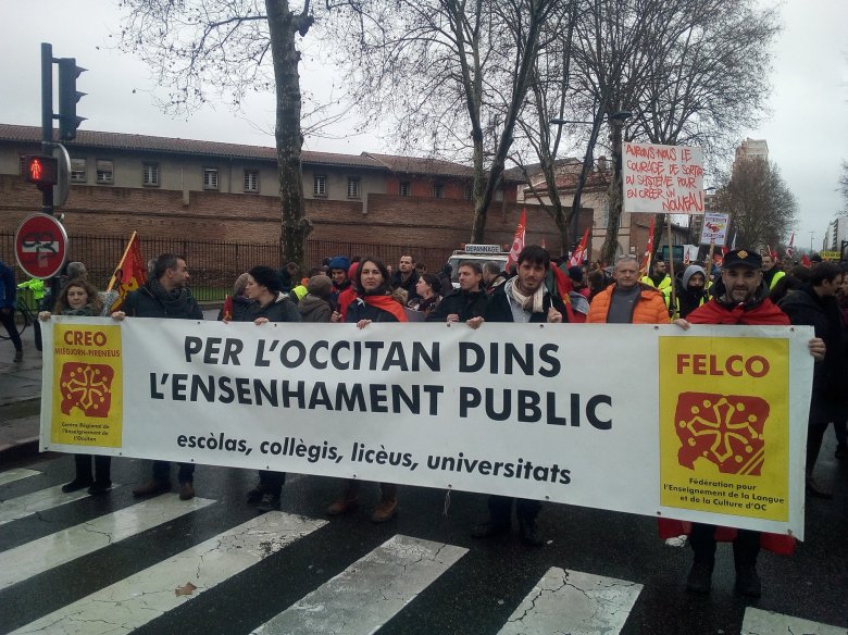 Qualques milièrs manifestèron lo 17 de febrièr, lo còr de Tolosa dins una granda manifestacion festiva e revendicativa, convocada d’urgéncia après l’alèrta de supression de l’occitan de l’ensenhament public