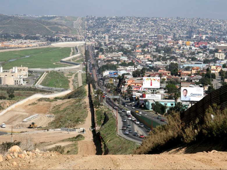 La frontièra entre los Estats Units e Mexic entre San Diego (esquèrra) e Tijuana (drecha)