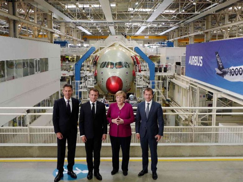 Après se rescontrar a l'aeropòrt de Blanhac, Macron e Merkel an vesitat la cadena de montatge d'Airbus