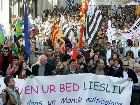 Lo collectiu Per Que Viscan Nòstras Lengas a aviat una peticion sus change.org adreiçada al ministre francés de l’educacion per protestar contra sa reforma