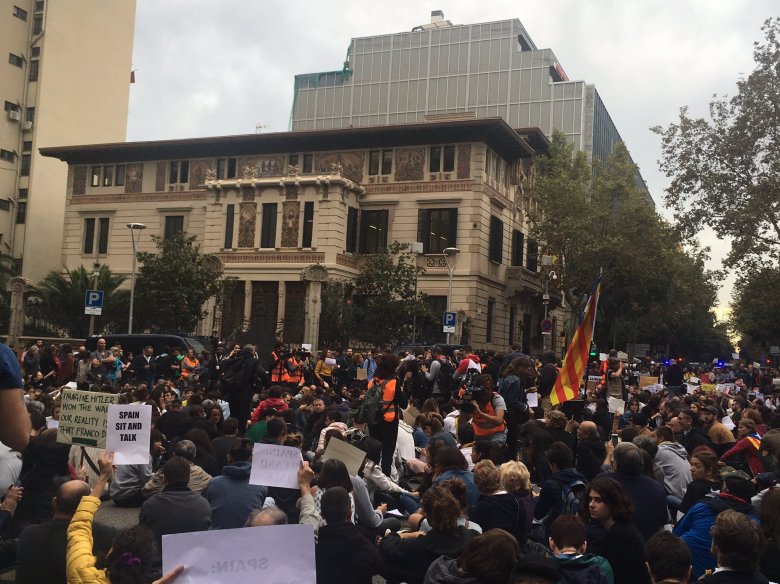 De manifestants se recampavan davant lo sèti del govèrn espanhòl en portant d’afichas que disián en anglés “Spain, sit and talk” (Espanha, asseta-te e parla), en reclamant que lo cap espanhòl respondèsse al dialòg que li requerís lo govèrn catalan