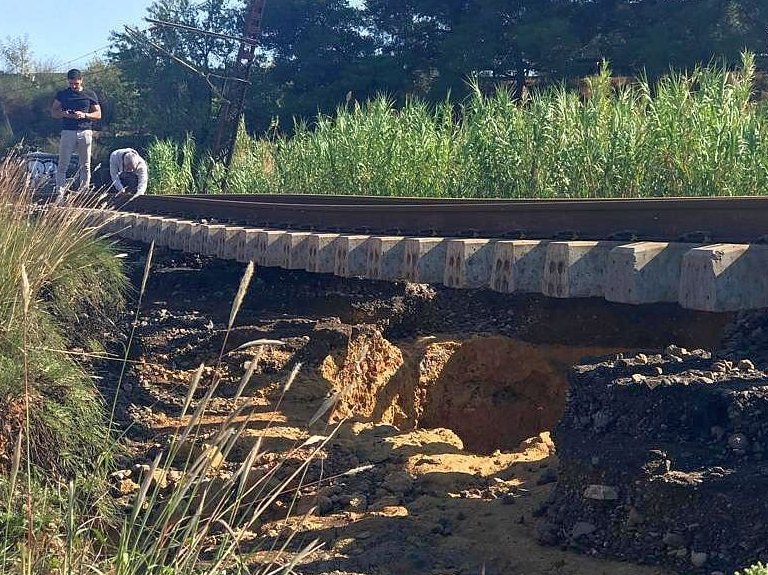 Los camins de fèrre que jonhon Occitània amb Catalonha demoraràn interromputs durant quasi un mes a causa dels auratges de la setmana passada, que damatgèron las vias, mai que mai en Besierés