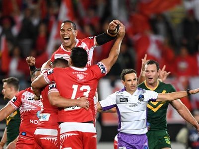 L’arbitre fiula la fin de la partida; lo capitani australian es malcorat; los tongans pòdon exprimir lor jòia: venon de batre los Cangorós!