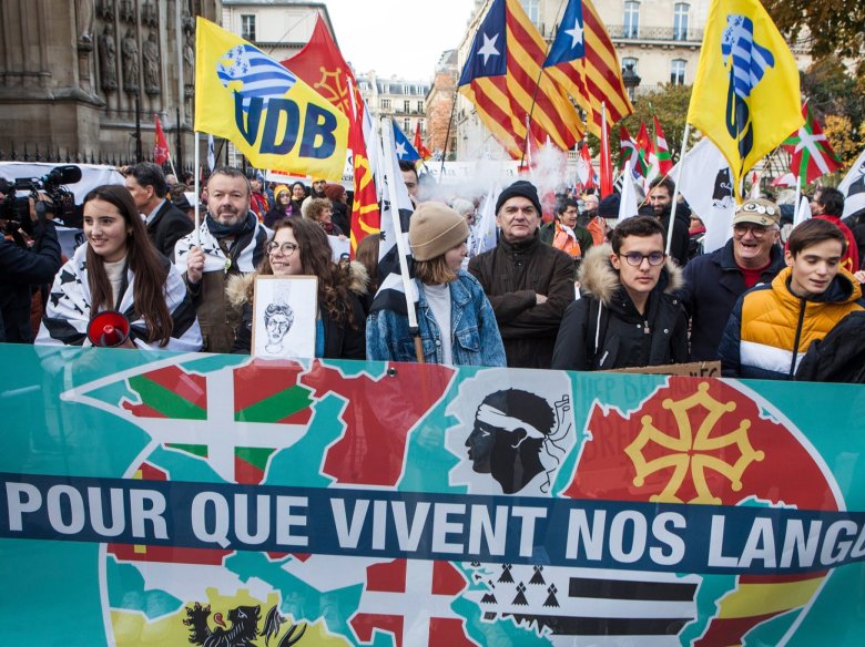 Lo collectiu nomenat Per Que Viscan Nòstras Lengas, qu’amassa las diferentas associacions d’ensenhaires de las lengas autoctònas e minorizadas de l’estat francés, crida a manifestar lo 10 d’octòbre que ven davant los rectorats, prefecturas, sosprefecturas