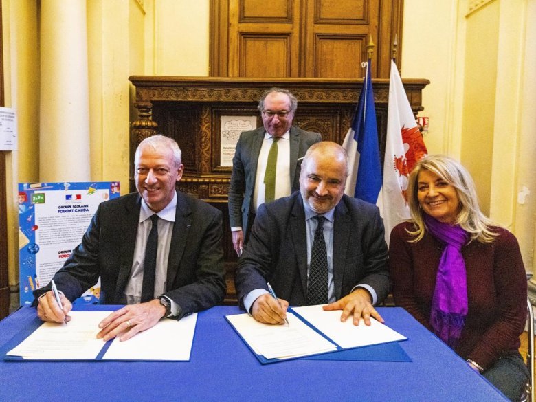 “Fièrs de la nòstra lenga”, çò diguèt Jean-Marc Giaume, adjonch al cònsol delegat a l’educacion, en tot signar la convencion en nom de la vila. De l’autre costat, signèt Michel-Jean Floc’h, inspector e director academic dels servicis de l’EN