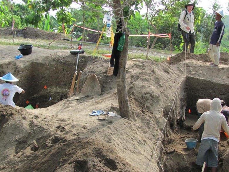 Una còla internacionala de cercaires a pogut confirmar qual es lo darrièr sit de la planeta amb d’Homo erectus: a Ngandong, dins l’illa de Java, Homo erectus visquèt fins a fa sonque 108 000 ans